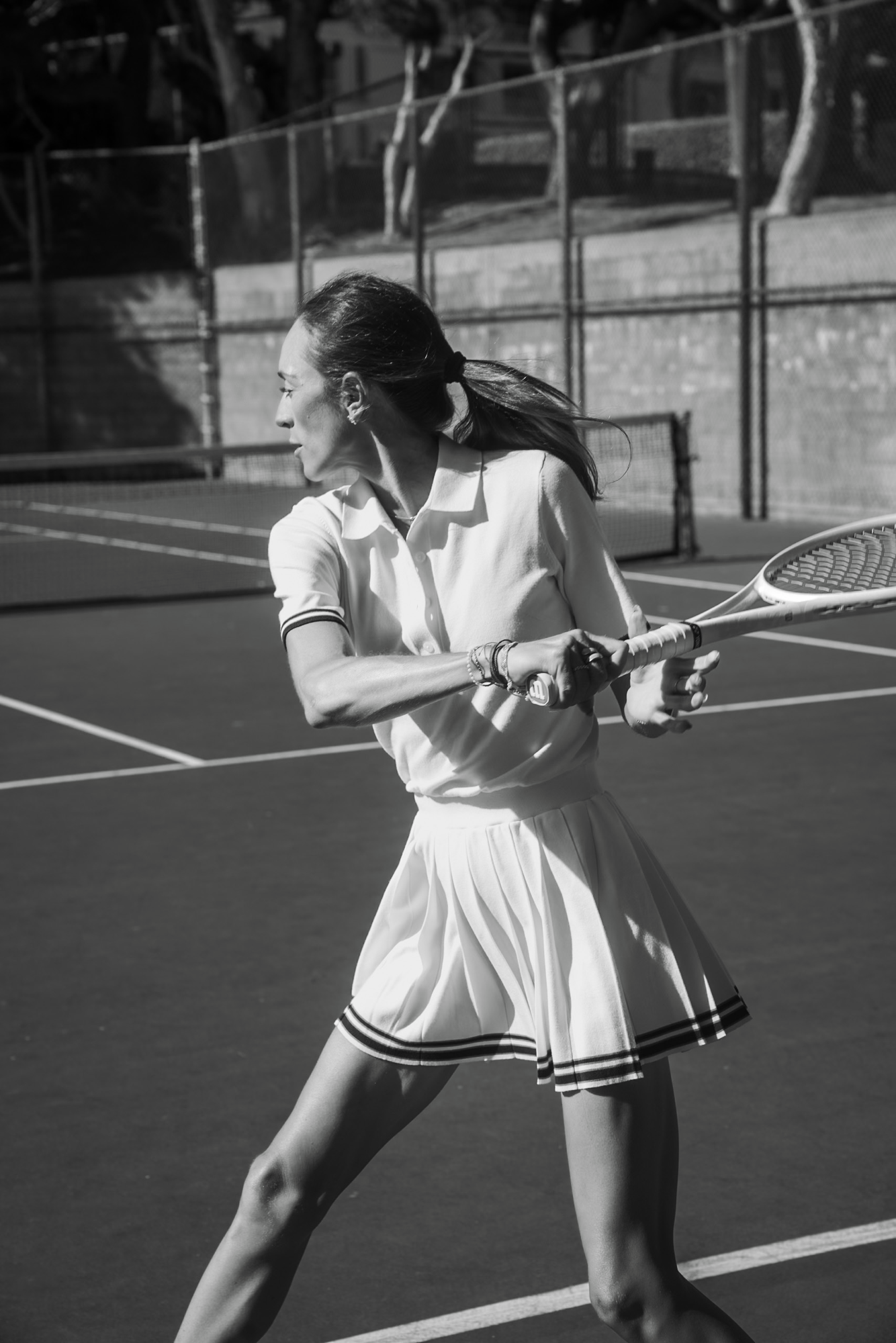 Molly Worden playing a backhand on court